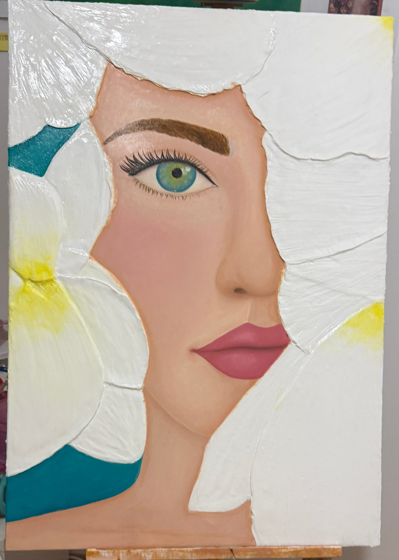 Blossom: retrato al óleo de mujer cubierta por grandes flores blancas modeladas a mano en relieve, dejando ver un solo ojo