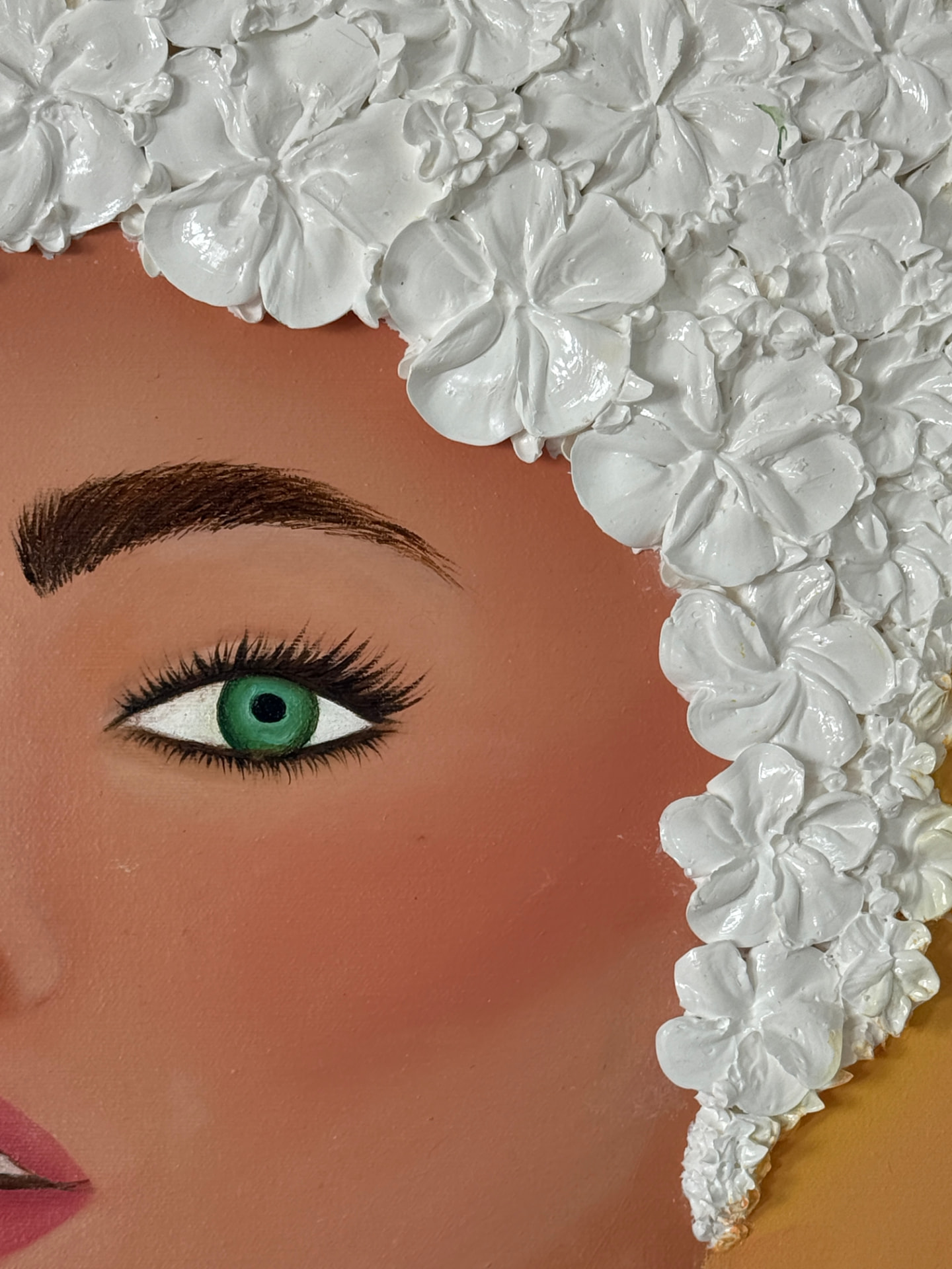 Macro del gorro de flores blancas en relieve de California Girl