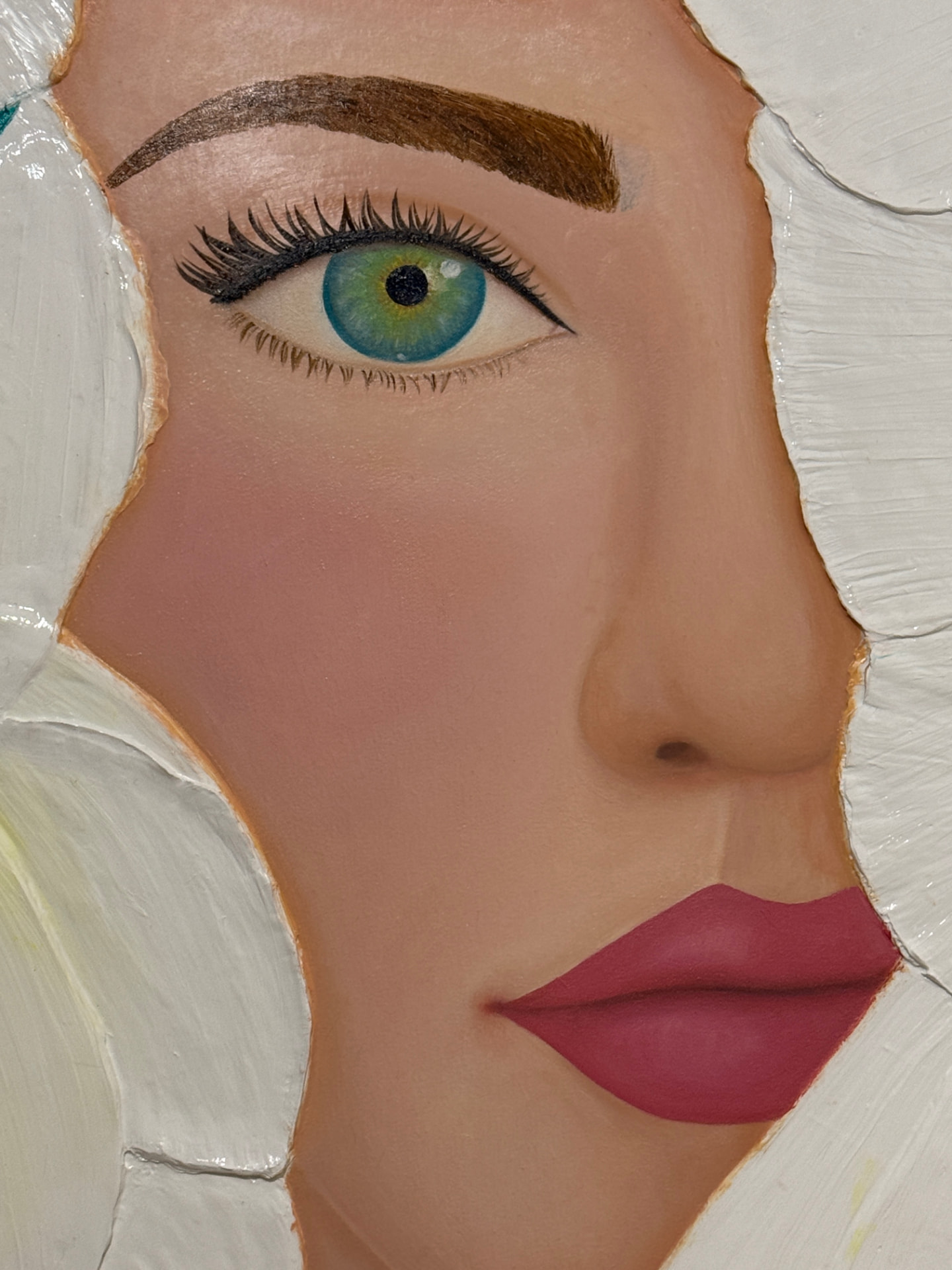 Detalle del rostro de Blossom entre los pétalos blancos en relieve