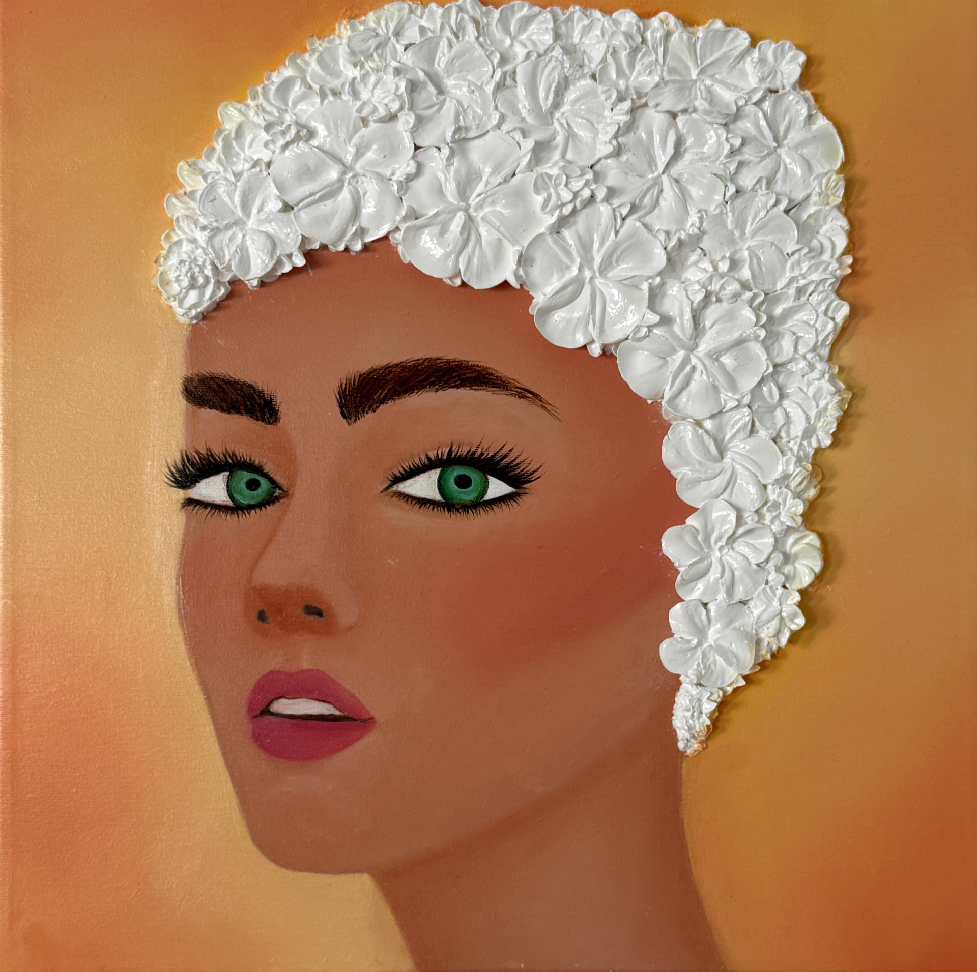 California Girl: retrato al óleo de mujer con un gorro de flores blancas modeladas a mano sobre fondo naranja