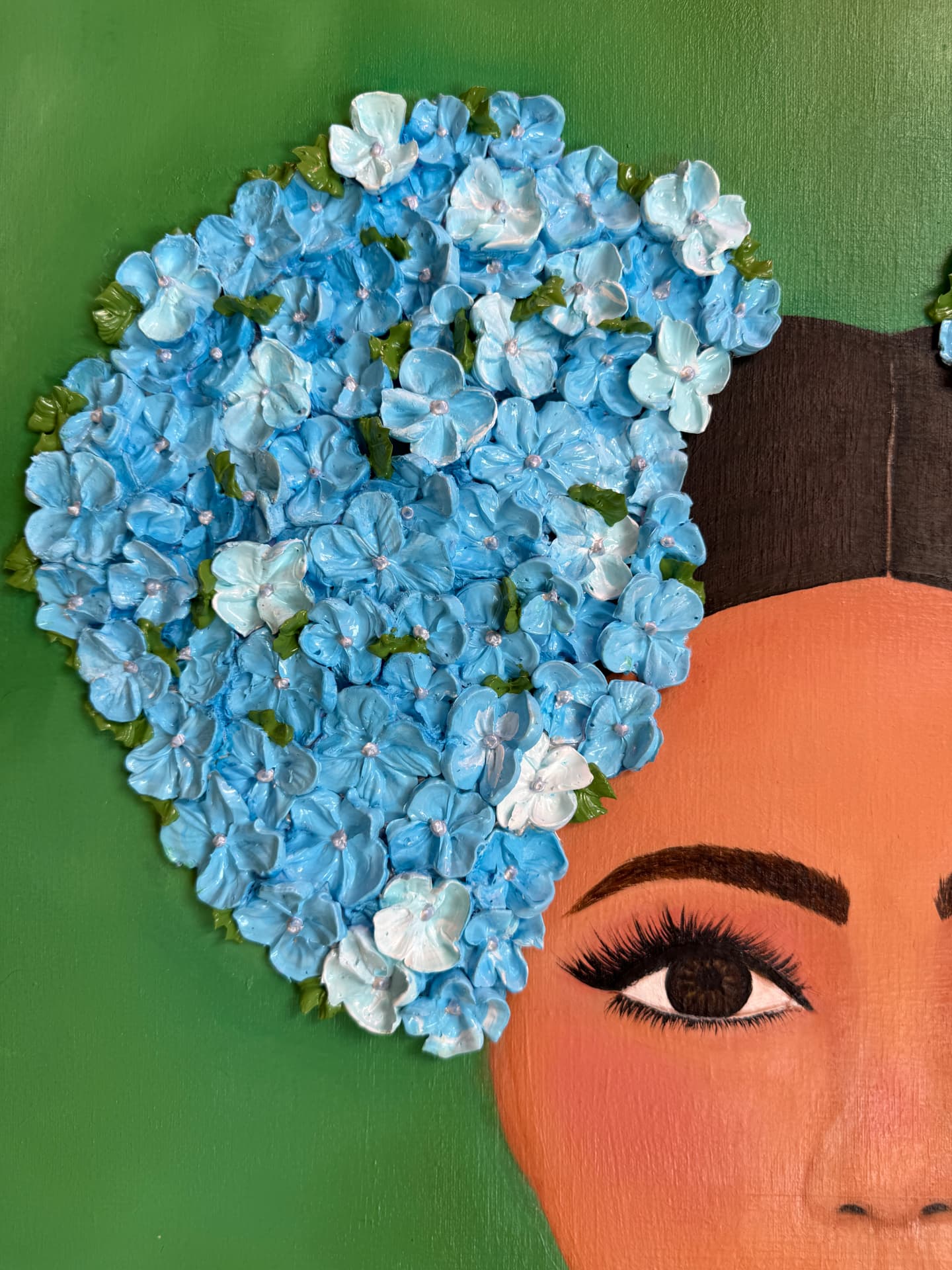 Detalle del cabello de hortensias azules en relieve de Frida