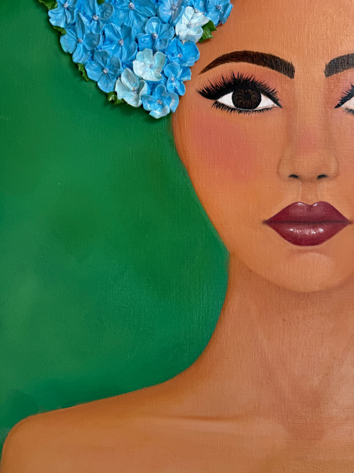 Detalle del rostro de Frida sobre fondo verde