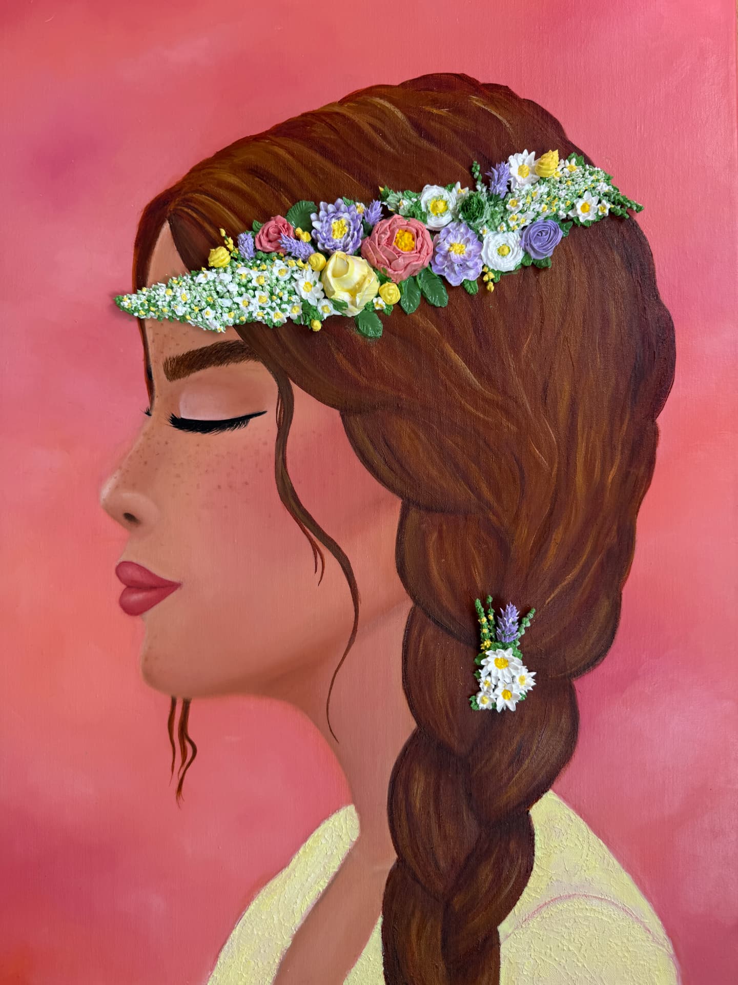 Musa: retrato de perfil al óleo de mujer con trenza y corona de flores modeladas a mano en relieve, sobre fondo coral